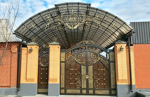 Купить или заказать ворота для дома с навесом - стильные и надежные решения для вашего участка в Советской Гавани от 42752 руб | ВоротМастер-Свс